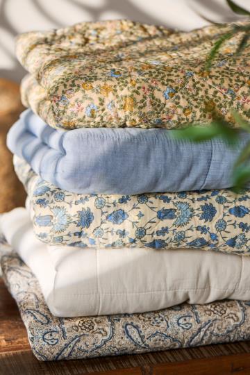 Quilt | Natural with blue pattern