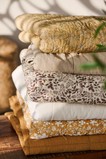 Quilt | Soft yellow with flower vines